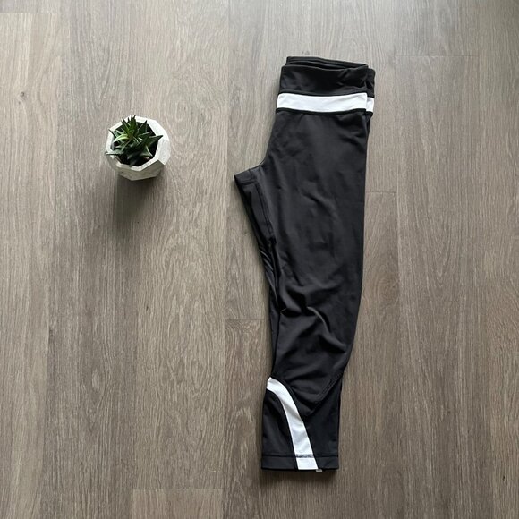 Lululemon Black Cropped Leggings w White Piping Details (& Zipped Back Pocket) - Picture 12 of 13